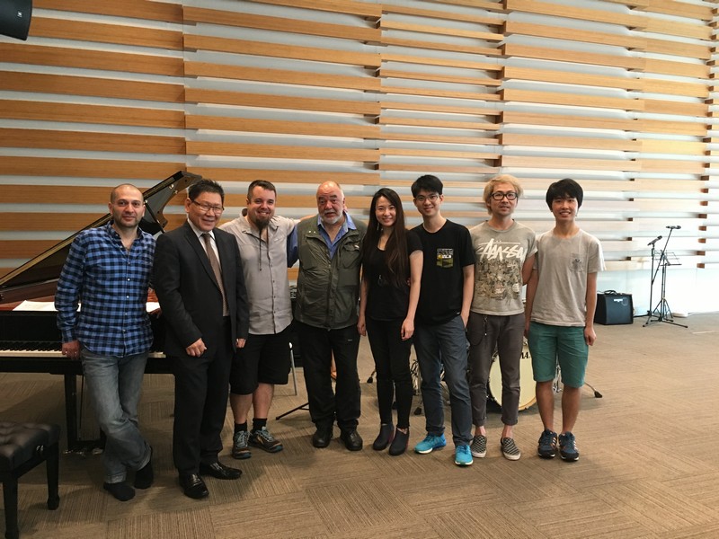 (From left) Vardan Ovsepian (keyboardist of “New Trio”), HSMC Provost Gilbert Fong, Damian Erskine (bassist of “New Trio”), Peter Erskine (drummer of “New Trio”), Lok-yin Tang (HKIDF organiser and Hong Kong composer), Francis Tang (HKIDF organiser) and audience